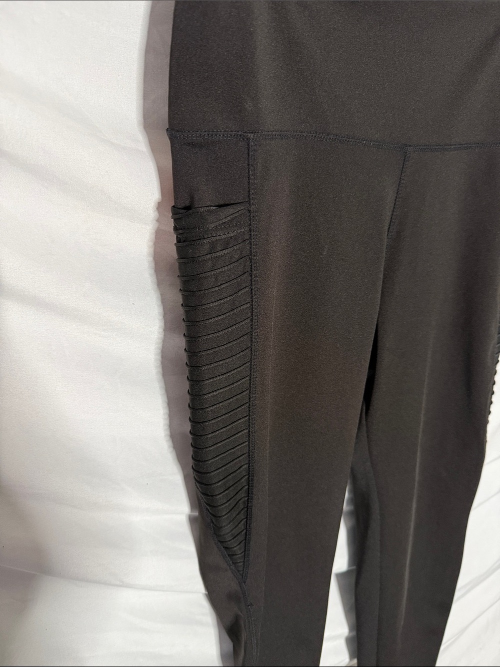 Black Rib-Panel pockets Leggings - Picture 2 of 5